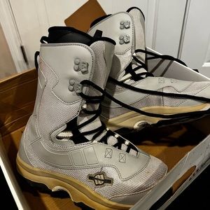 Women’s sz 8 snowboarding boots; Morrow Wildflower; grey with traditional lace